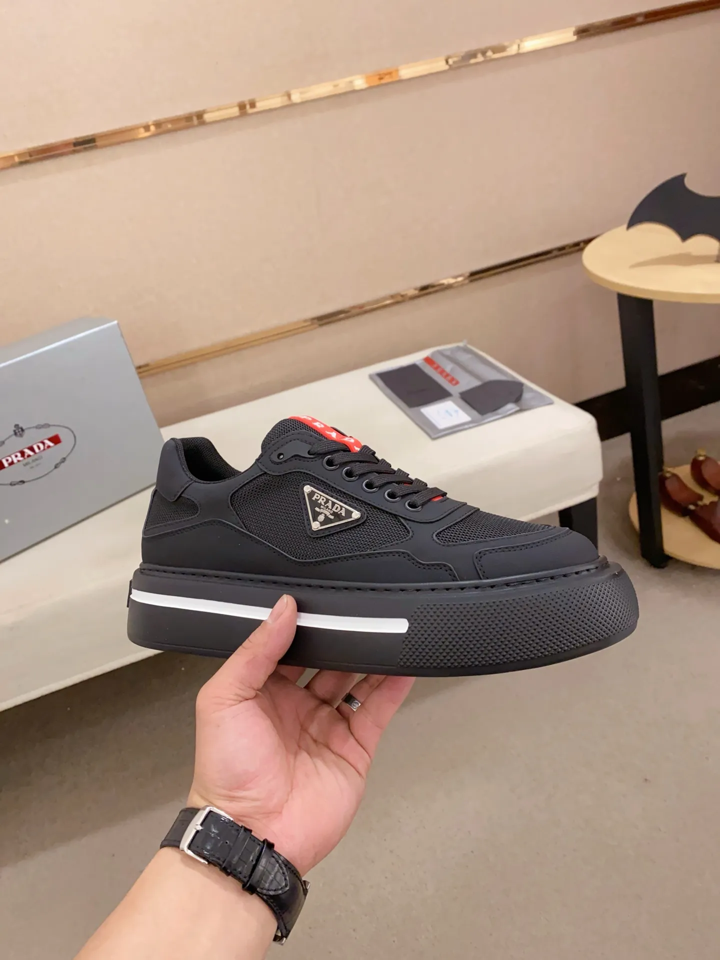 Men's shoes 💰 580💰 ✔️✔️✔️Higher version High-quality new PRADA (Prada) counters are launched simultaneously, new men's shoes, 😘fabrics are selected from breathable fly weave fabrics. Lining: Imported cowhide leather lining. 👍🏿High-end☄️Open-molded non-slip rubber outsole, exquisite lines, simple and elegant, comfortable and high-end for leisure travel. Number of yards: 38 to 44.